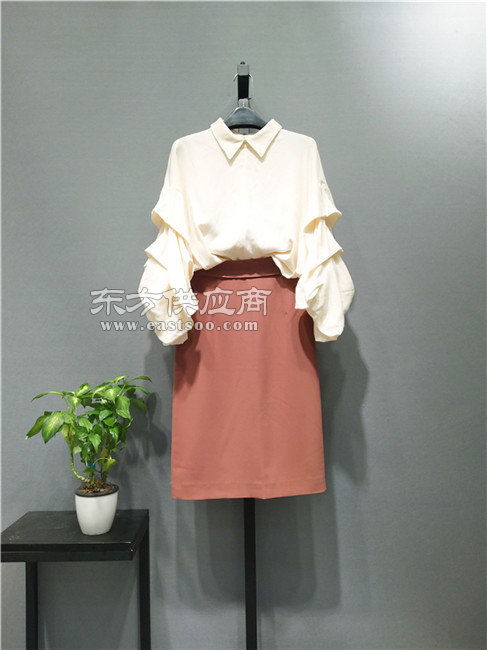 郴州女裝品牌折扣,莎奴服飾廠家直銷,休閑女裝品牌折扣店貨源圖片